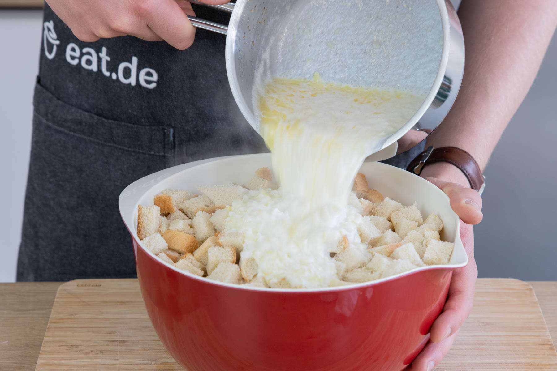 Milch zu den Brotwürfeln geben