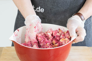 Masse für die Rote Bete Knödel vermengen