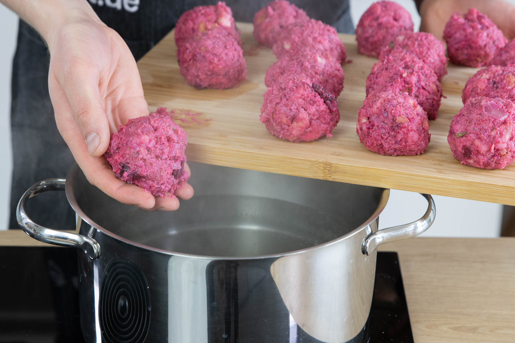 Knödel in den Topf geben