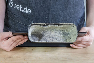 Form mit Butter einschmieren und mit Paniermehl bestreuen