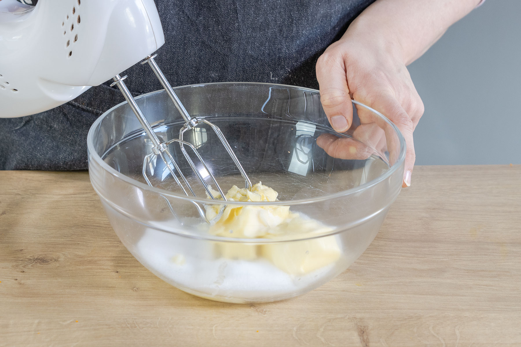 Butter, Zucker und Vanillezucker cremig aufschlagen