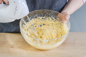 Eier einzeln unterrühren