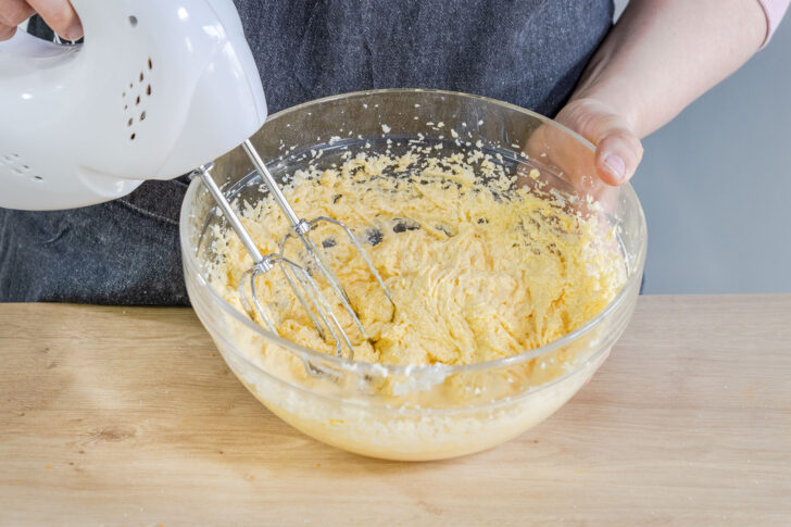 Eier einzeln unterrühren