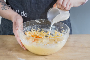 Milch in Schüssel gießen
