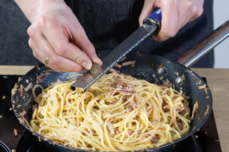 Schinken-Sahne-Soße wie beim Italiener mit Muskat würzen