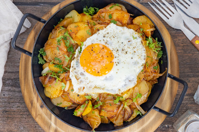 Schmorkartoffeln mit Spiegelei aus der Pfanne