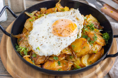 Schmorkartoffeln mit Spiegelei aus der Pfanne