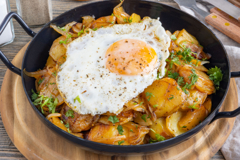 Schmorkartoffeln mit Spiegelei aus der Pfanne