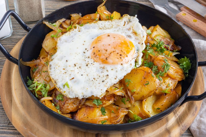 Schmorkartoffeln mit Spiegelei aus der Pfanne