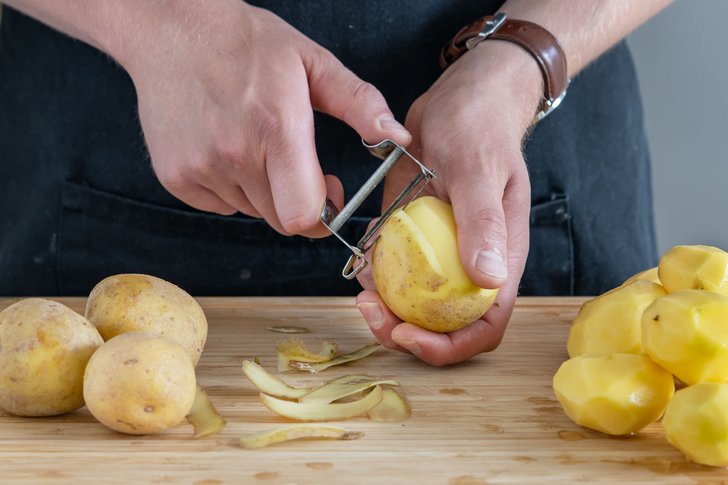 Kartoffeln schälen
