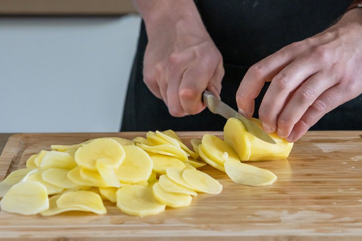Kartoffeln in Scheiben schneiden