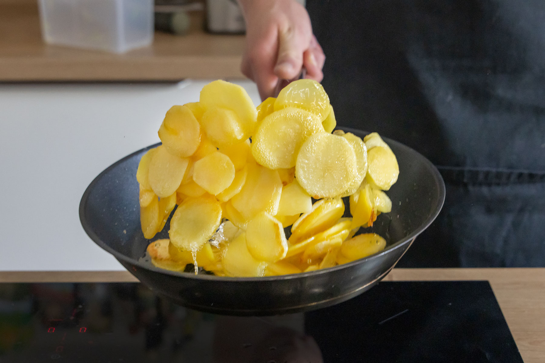 Schmorkartoffeln in der Pfanne braten