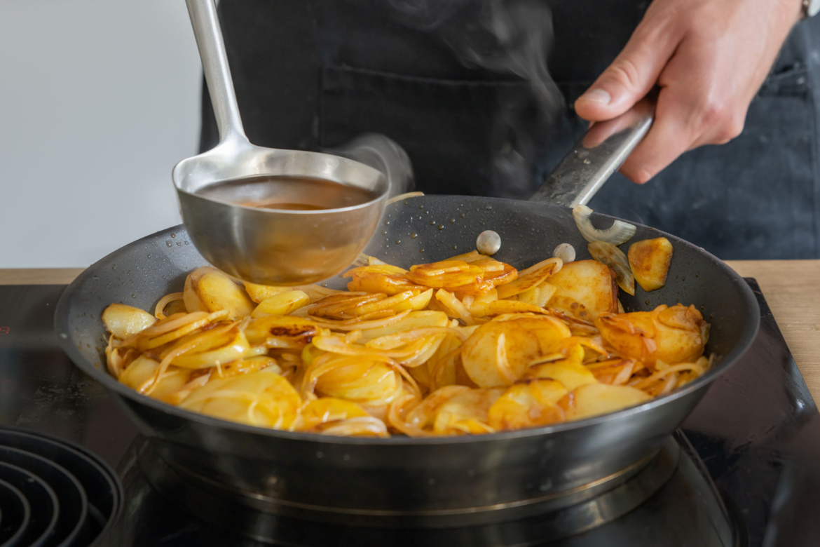 Schmorkartoffeln mit Spiegelei | Rezept - eat.de