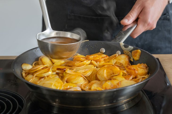 Brühe über die Schmorkartoffeln geben