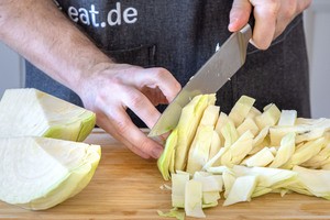 Weißkohl für Schmorkohl nach DDR-Rezept in Streifen schneiden.