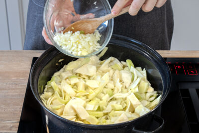 Geschnittene Zwiebeln und Weißkohl anbraten.