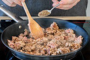 Hackfleisch anbraten und würzen.