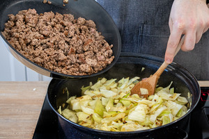 Hackfleisch zum Kohl geben.