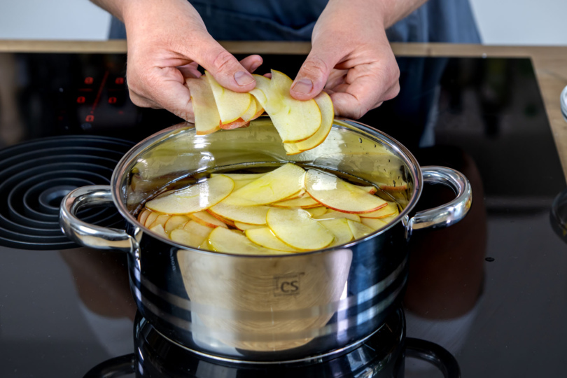 Äpfel in Wasser weich kochen