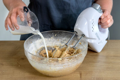 Milch zum Muffinteig geben