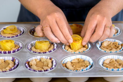 Apfelrosen in die Muffins setzen