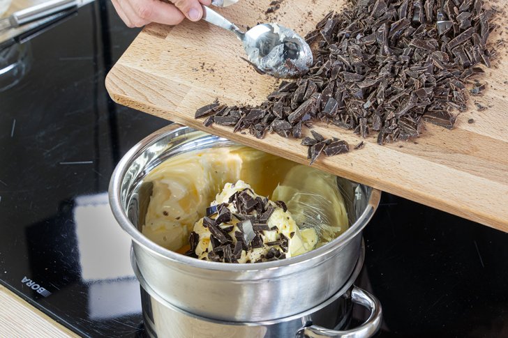 Schokolade und Butter über Wasser schmelzen