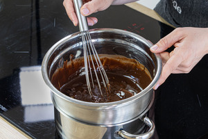 Schokolade und Butter über Wasser schmelzen