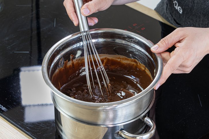 Schokolade und Butter über Wasser schmelzen