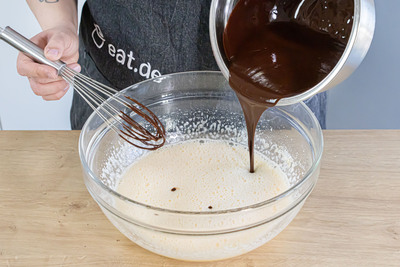 Schoko-Butter-Masse zum Eigelb geben