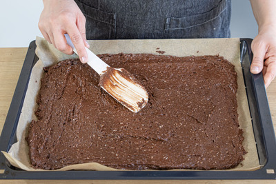 Schoko Kokos Teig auf dem Backblech verstreichen