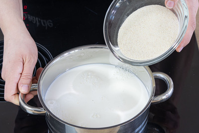 Grieß zur Milch geben