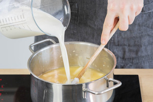 Milch dazu gießen