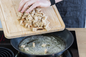 Brotwürfel in die Pfanne geben