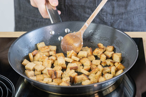 Croutons für die Schwarzwurzelsuppe braten