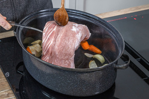 Schweinerücken in den Bräter geben