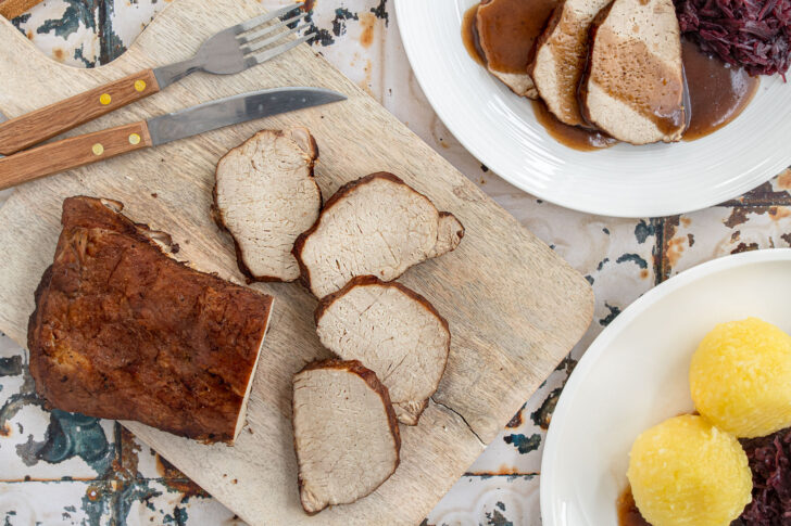 Schweinerückenbraten im Bräter schmoren