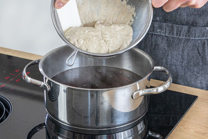 Seitan in den Topf geben