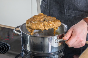 selbst gemachten Seitan aus dem Topf holen