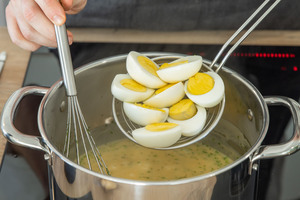 Eier in der Senfsoße ziehen lassen