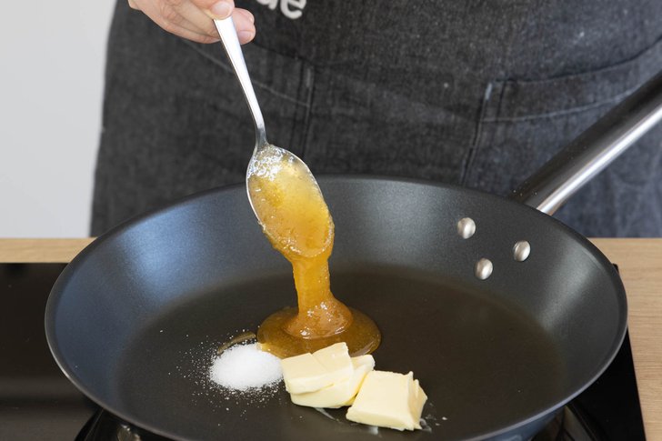 Honig in die Pfanne geben