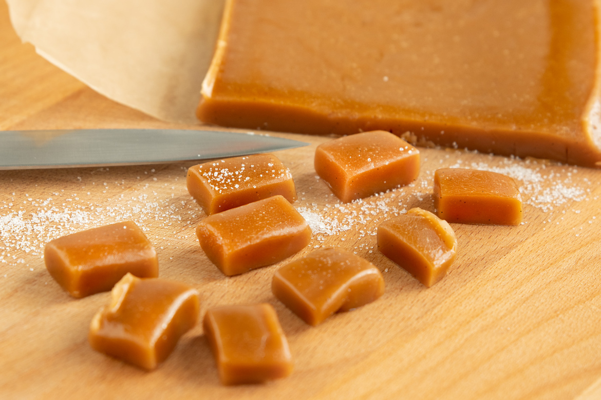 Karamell Fudge in Stücke schneiden