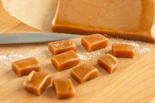Karamell Fudge in Stücke schneiden