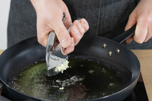 Knoblauch pressen