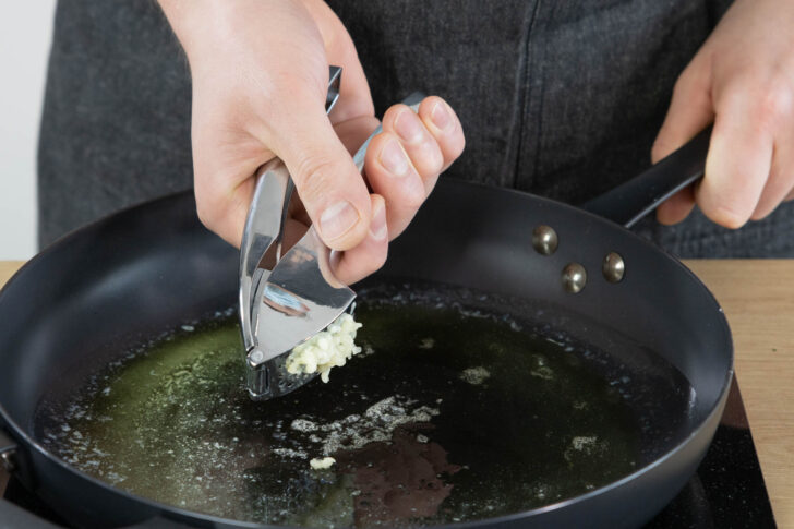 Knoblauch pressen