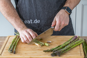 Spargel schälen und Enden abtrennen