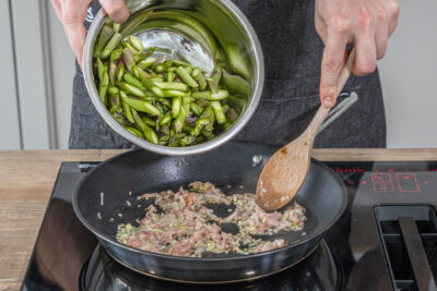 Spargel in die Pfanne geben