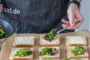 Spargel auf den Toast geben