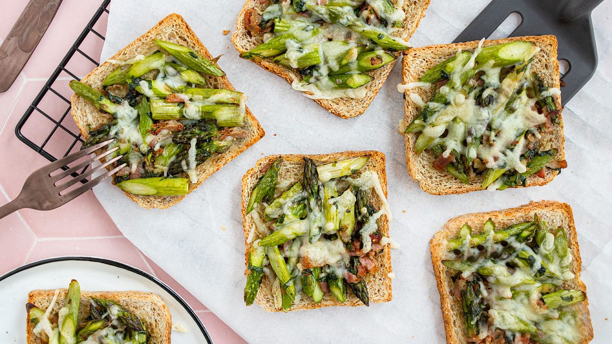 Spargel-Toast aus dem Backofen | Rezept - eat.de