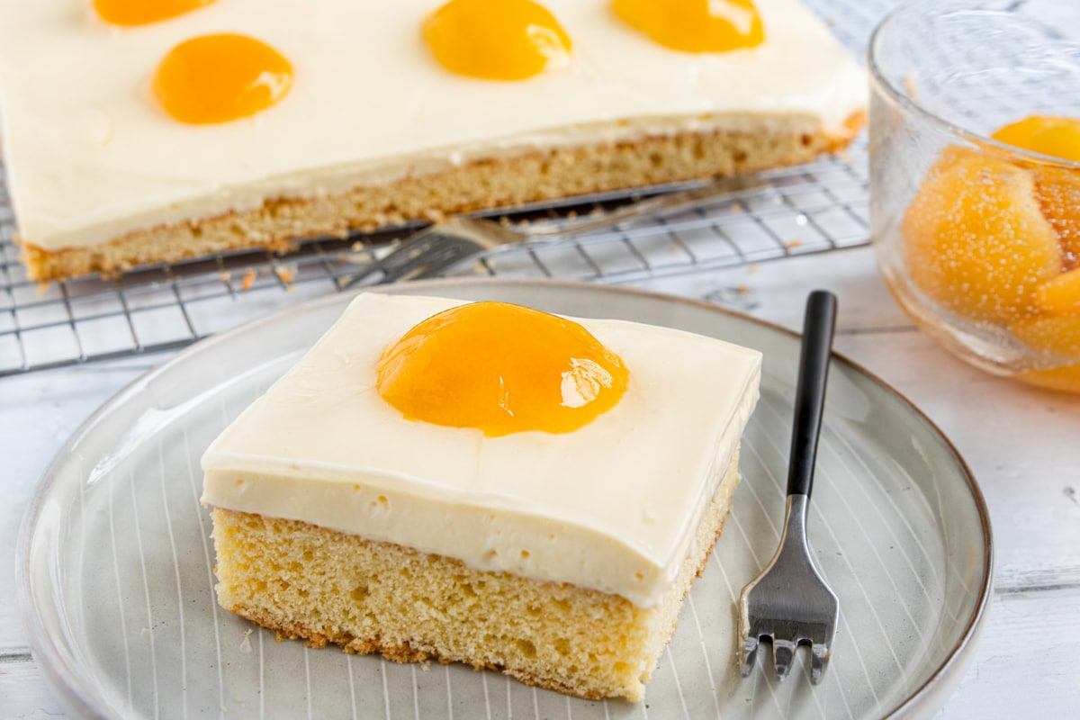 Spiegeleikuchen nach Uromas Rezept vom Blech - eat.de
