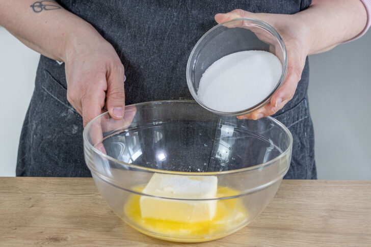 Butter und Zucker in eine Schüssel geben